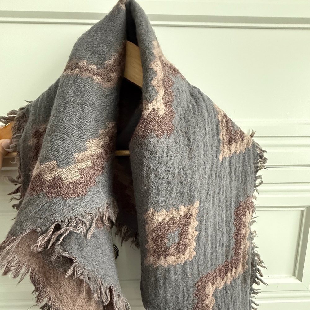 Aritzia wilfred triangle scarf